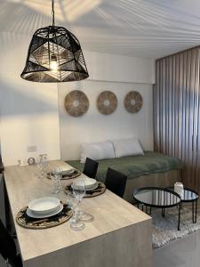 萨尔塔Estudio Premium en Salta的客厅配有桌子和床。