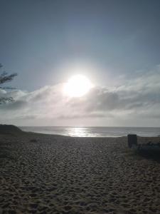 布希奥斯Cabana lofft 70 em Tucuns Búzios的阳光照耀在水面上的海滩