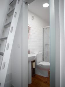 科英布拉República Guest House的白色的浴室设有水槽和卫生间。