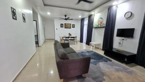 樟仑D'Lisha Homestay Changlun/Bukit Kayu Hitam/Sintok的客厅配有沙发和桌子