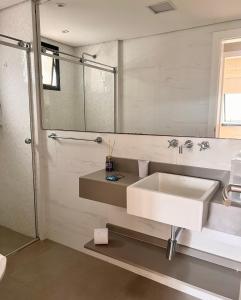 圣保罗415 - Rentaqui - Flat Jardins Residence Confort的浴室设有白色水槽和镜子