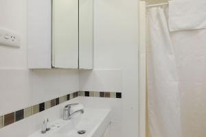 科夫斯港Reflections Coffs Harbour - Holiday Park的白色的浴室设有水槽和镜子