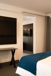 阿雷基帕QASA by NOMAD的配有一张床和一张书桌的酒店客房