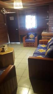 La TrinitariaYatzil的客房设有两张床、一张桌子和一扇窗户。