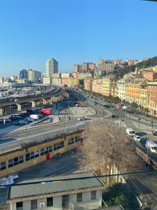 热那亚Due Passi dal Porto的享有带停车场的城市美景