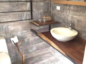 HuacasCote Pacific Casitas的木制柜台上带水槽的浴室