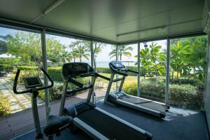 罗勇Escape Condominiums Beachfront Suites - Mae Phim的一间健身房,配有两个跑步机,享有海景