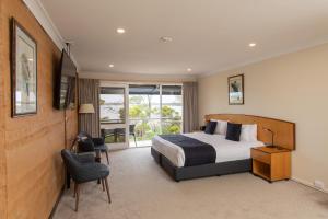 美洲河袋鼠岛美居酒店的酒店客房设有床和窗户。