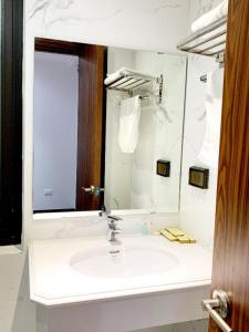 河内A25 Hotel - 187 Trung Kính的白色的浴室设有水槽和镜子
