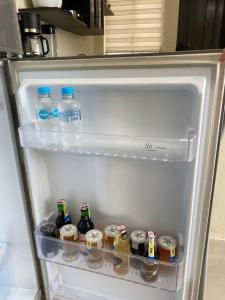 瓜亚基尔Hermosa suite privada y cerca de todo的装满瓶装水和饮料的开放式冰箱