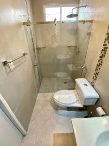瓜亚基尔Hermosa suite privada y cerca de todo的浴室配有白色卫生间和淋浴。