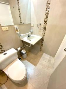 瓜亚基尔Hermosa suite privada y cerca de todo的浴室配有白色卫生间和盥洗盆。