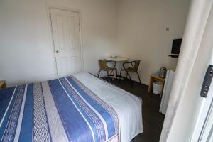 诺斯曼Great Western Motel Norseman的一间小卧室,配有一张床和一张桌子