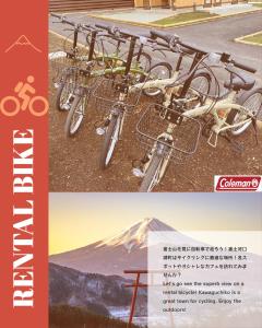 富士河口湖Glamping Resort Varie的一组自行车彼此停放