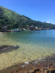 安格拉杜斯雷斯Angra dos Reis - Casa pé na areia na Praia de Fora - Ponta Leste的享有山脉的水域景致