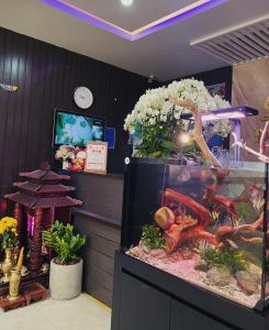 海防DT Hotel Hai Phong的鲜花房里的鱼缸
