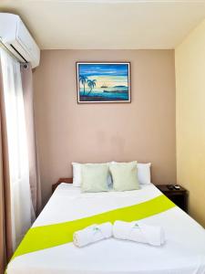 科克Cabinas Coco Alegre的一间卧室配有一张黄色和白色毯子的床