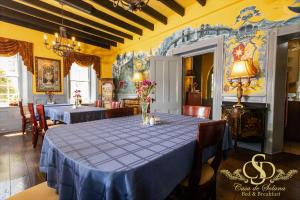 圣奥古斯丁Casa De Solana Bed and Breakfast的一间用餐室,配有一张带蓝桌布的桌子
