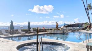 拉海纳Maui Westside Presents: Whaler 420 - Best location in Kaanapali beach的度假村内带热水浴池的游泳池