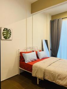 瓜拉丁加奴Pillow Home Town City的一间卧室配有红色床单和白色枕头。