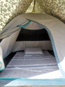 El Nido Beach Camp的帐篷内配有两张床