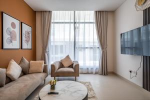 迪拜Primestay - Prime Views 1BR in Al Meydan的客厅配有沙发和椅子
