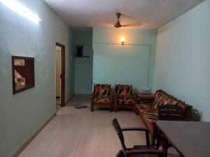 帕纳吉2 Bhk Holiday home near Panjim city & Beaches的客厅配有沙发和桌椅