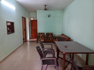 帕纳吉2 Bhk Holiday home near Panjim city & Beaches的一间空房间,里面摆放着桌椅
