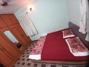 帕纳吉2 Bhk Holiday home near Panjim city & Beaches的一间卧室配有一张床和一扇木门