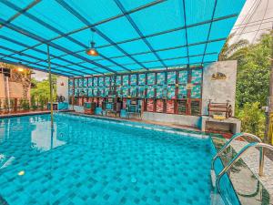攀牙Plaiphu Pool Villas的一座拥有蓝色天花板的大型游泳池