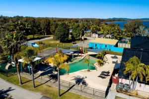 福斯特Lakeside Forster Holiday Park and Village的享有度假村游泳池的空中景致