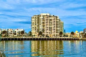 墨尔本Amzing Ocean View Spacious Three Bedrooms Apartment Port Melbourne的一大片水边的大建筑