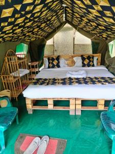 ChukaPacha Waterfront Nithi的帐篷内的一张床位,配有两双鞋