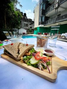 博卡拉Swapnabagh Hotel & Resort的桌上的三明治和沙拉