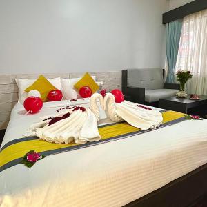 博卡拉Swapnabagh Hotel & Resort的酒店客房,配有两张带毛巾的床