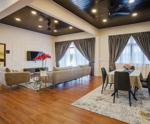 金马仑高原SPRINGHILL RESORT的客厅配有沙发和桌椅