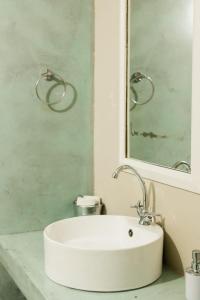 察嫩St George's Guest House的浴室设有白色水槽和镜子