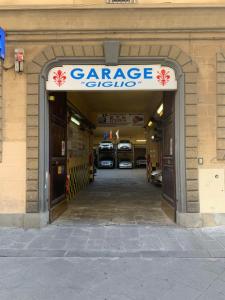 佛罗伦萨VRooms All'Angolo Del Duomo的车库的建筑,上面有车库的标志