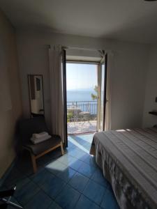 马拉泰亚Judia Camere sul mare的一间卧室配有一张床,享有海景