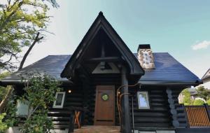 伊东Log cabin Izukogen - Vacation STAY 61056v的小木屋,设有黑色屋顶