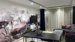 伊斯坦布尔Luxury 2 Room Suite Apartment With Seaview In Center的客厅墙上挂着花壁画