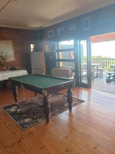 阿曼济姆托蒂深蓝旅馆的客厅里设有台球桌