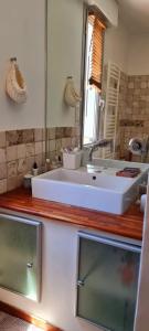 圣拉斐尔Coeur de ville maison piscine的厨房配有白色水槽和镜子