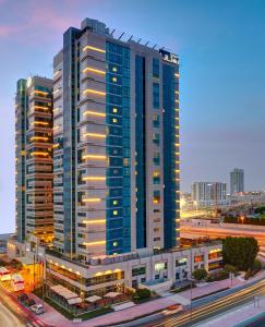 迪拜媒体路特娜酒店的一座高大的建筑,城市里灯火通明