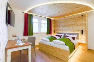 GroßenlüderLandgasthof Hessenmühle的一间卧室配有一张木墙床