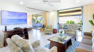 拉海纳Maui Eldorado B200-Large lanai w/ocean/golf course views的客厅配有沙发和桌子