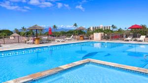 拉海纳Maui Eldorado B200-Large lanai w/ocean/golf course views的一个带椅子和遮阳伞的大型蓝色游泳池