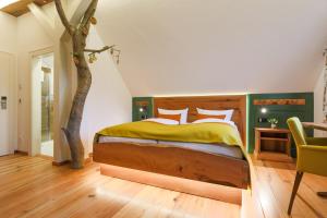 GroßenlüderLandgasthof Hessenmühle的一间卧室,卧室里有一棵树,
