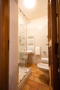 诺瓦拉Hotel Tornielli 9的浴室设有2个卫生间和玻璃淋浴间。