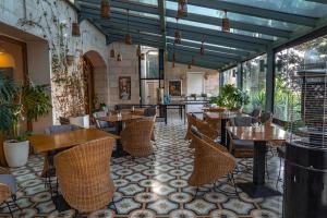 安曼Guest House Hotel Amman by FHM的一间在房间内配有桌椅的餐厅